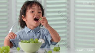 可爱的小男孩吃葡萄